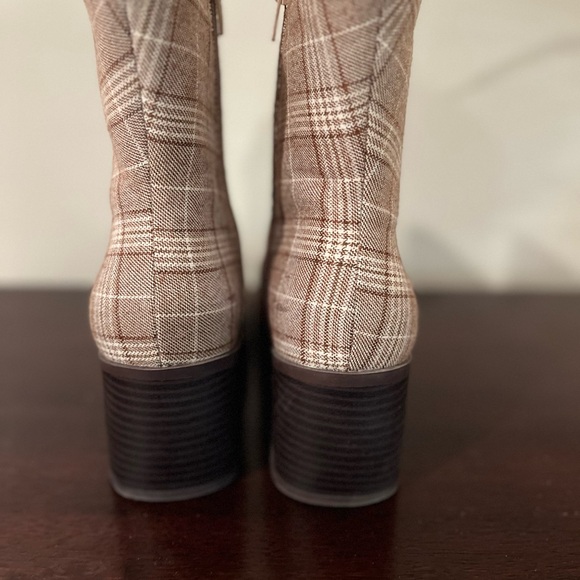 COPY - Brown and beige plaid ankle boots. - Picture 2 of 5